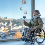 Personne en fauteuil roulant recevant une aide financière pour déménagement à Besançon, illustrant les soutiens disponibles pour les personnes handicapées.